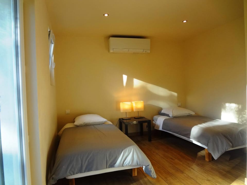 Bed, Bedroom, air conditioner