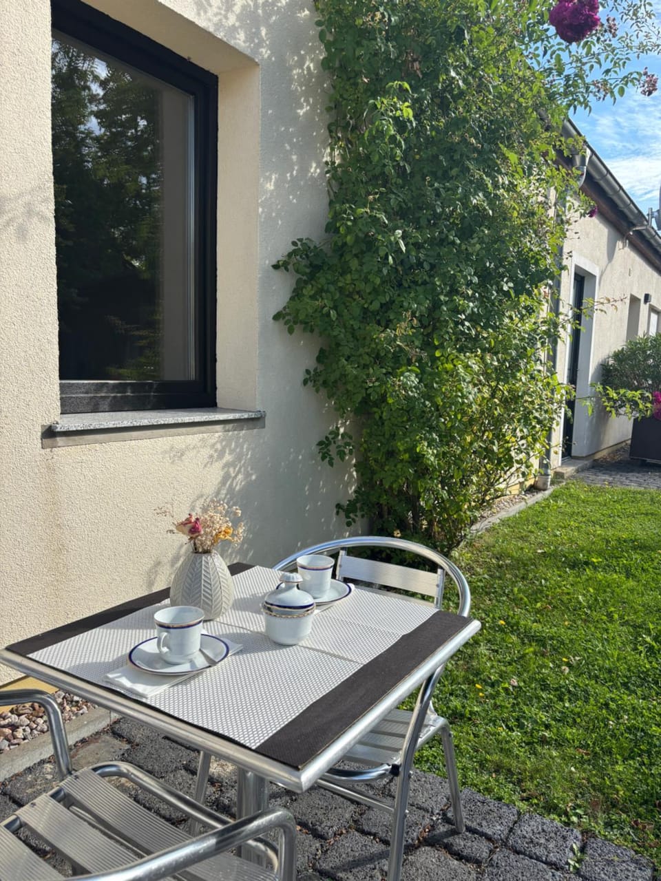 Oase im Südosten Leipzigs - schöne, ebenerdige 2-Raum-Apartments mit Stellplatz und Terrasse Apartment in Leipzig