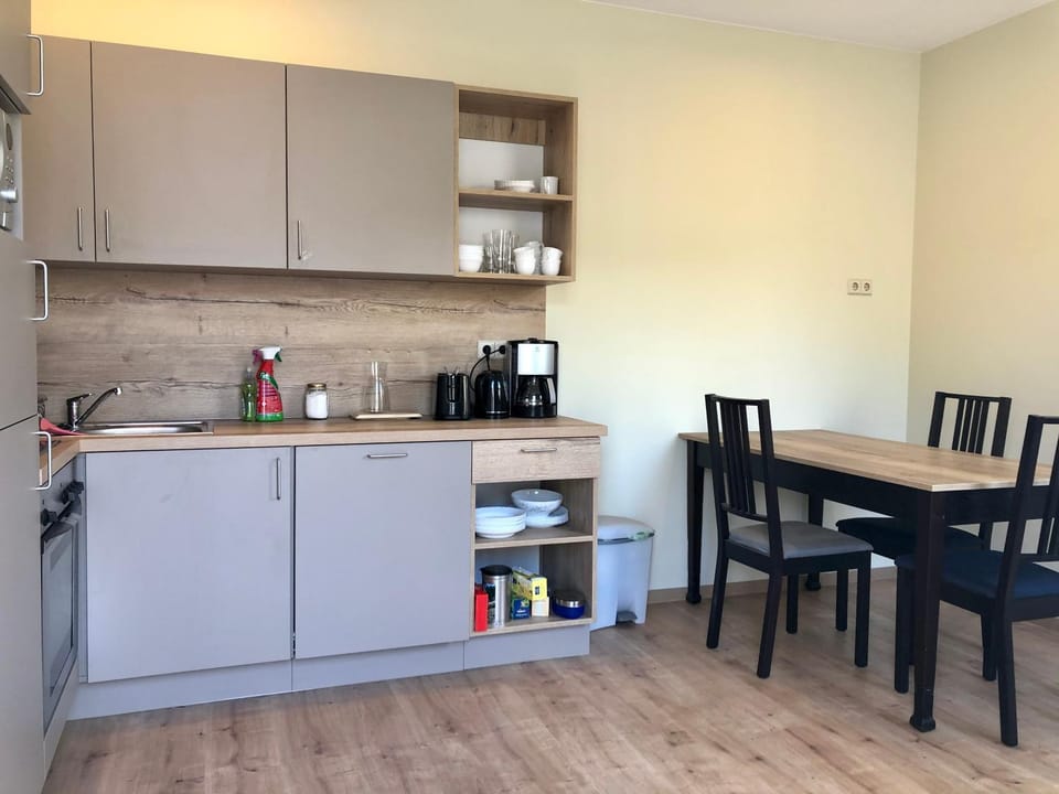 Coffee/tea facilities, Kitchen or kitchenette, Photo of the whole room, Dining area, dishwasher, stove, toaster