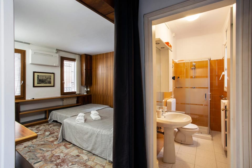 Bed, Bathroom, Photo of the whole room, Bedroom, Bath, towels