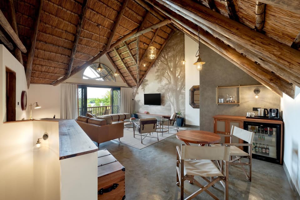Coffee/tea facilities, View (from property/room), Living room, Dining area, minibar
