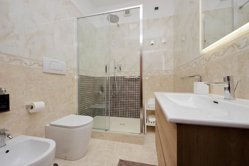 Shower, Toilet, Bathroom, bidet, towels