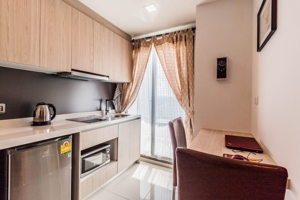 Kitchen or kitchenette, Dining area