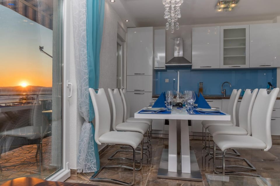Communal lounge/ TV room, Balcony/Terrace, Balcony/Terrace, Kitchen or kitchenette, Living room, Seating area, Dining area, Communal kitchen, Autumn, City view, Garden view, Sea view, Sea view, Street view, Street view, Sunset