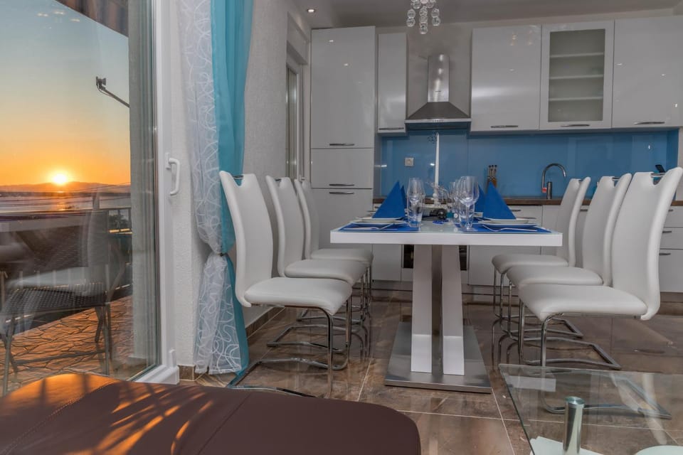 Communal lounge/ TV room, TV and multimedia, Balcony/Terrace, Balcony/Terrace, Kitchen or kitchenette, Living room, Seating area, Dining area, Communal kitchen, Autumn, On site, City view, City view, Garden view, Sea view, Sea view, Street view, Street view, Sunset