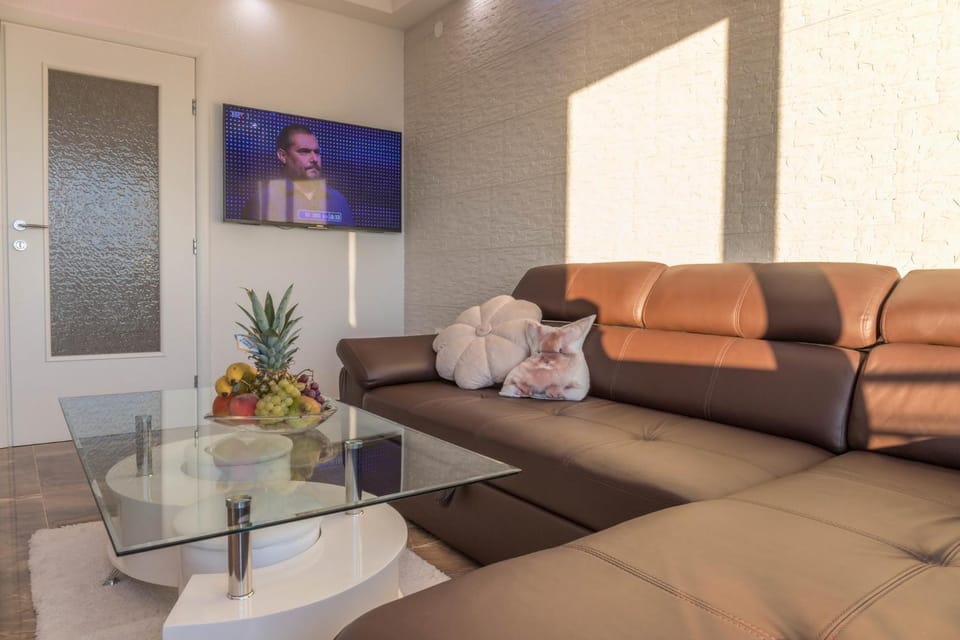 Communal lounge/ TV room, Day, TV and multimedia, Living room, Seating area, Autumn, On site, City view, Garden view, Sea view, Street view