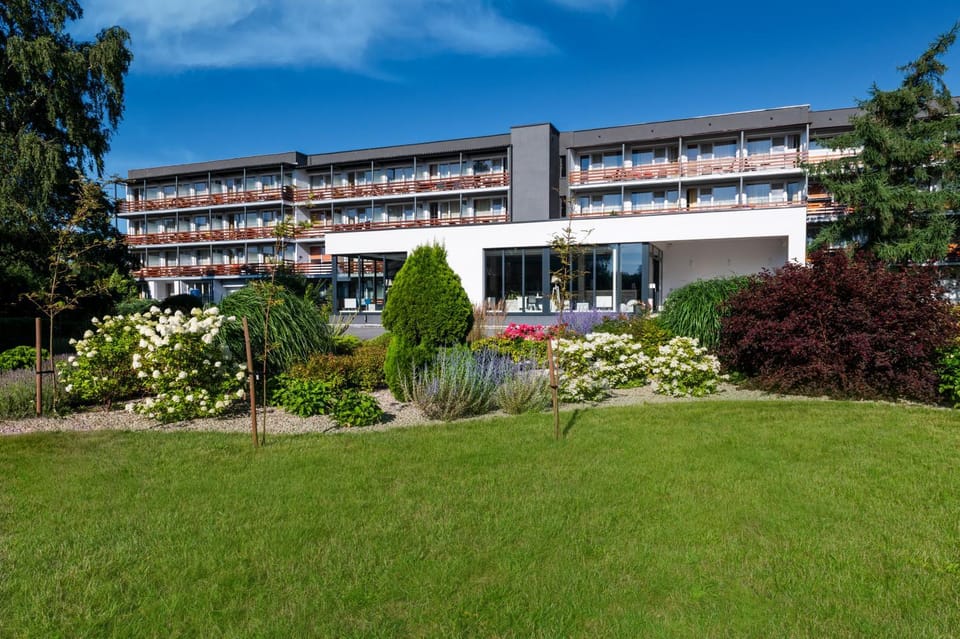 Property building, Spring, Day, Natural landscape, Summer, Garden, Garden view