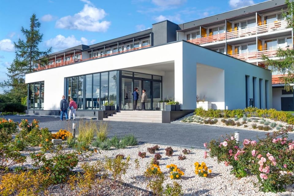 Property building, Facade/entrance, Spring, Day, Activities, Summer, Garden, Lobby or reception, Garden view