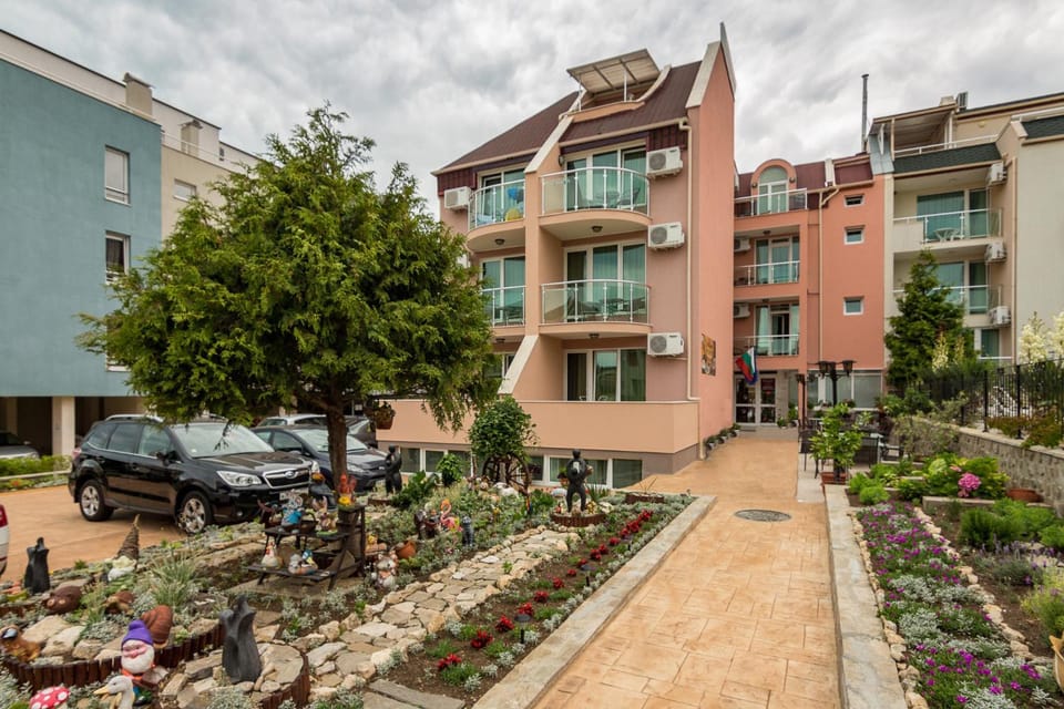Facade/entrance, Day, Summer, On site, Garden view, Area and facilities