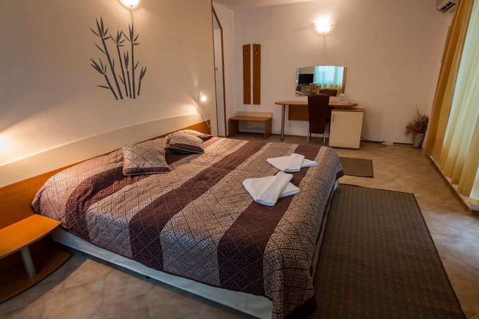 Photo of the whole room, Bedroom