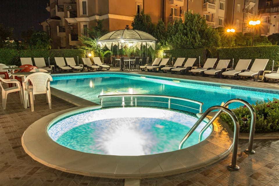 Restaurant/places to eat, Night, On site, Swimming pool