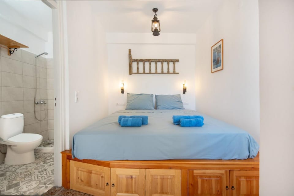 Toilet, Bed, Bathroom, Bedroom, towels