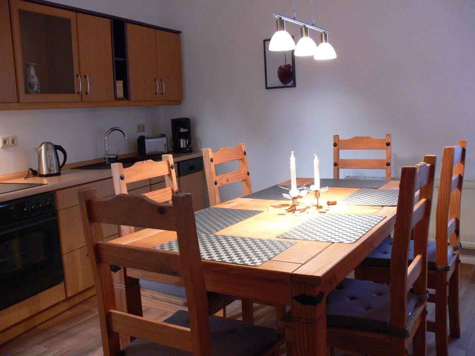 Kitchen or kitchenette, Dining area