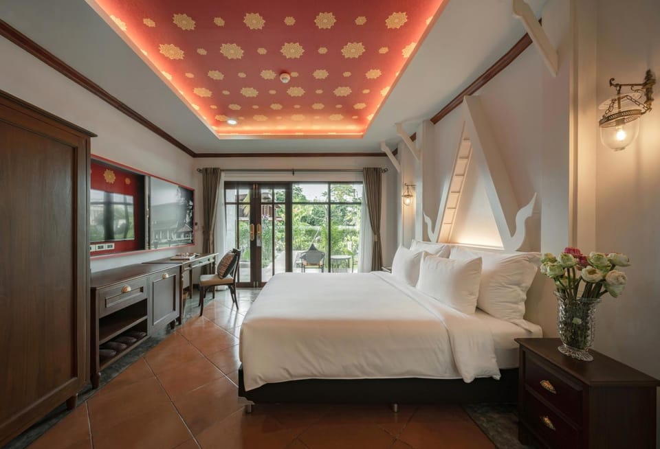 Bed, Other, Photo of the whole room, Decorative detail, Garden view