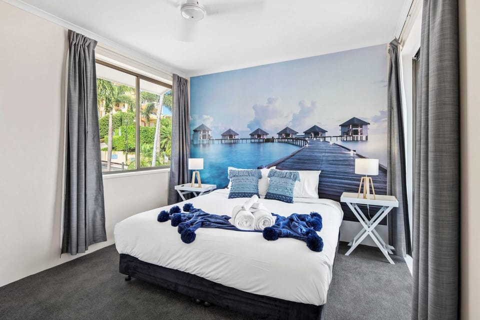 Bed, Bedroom, towels