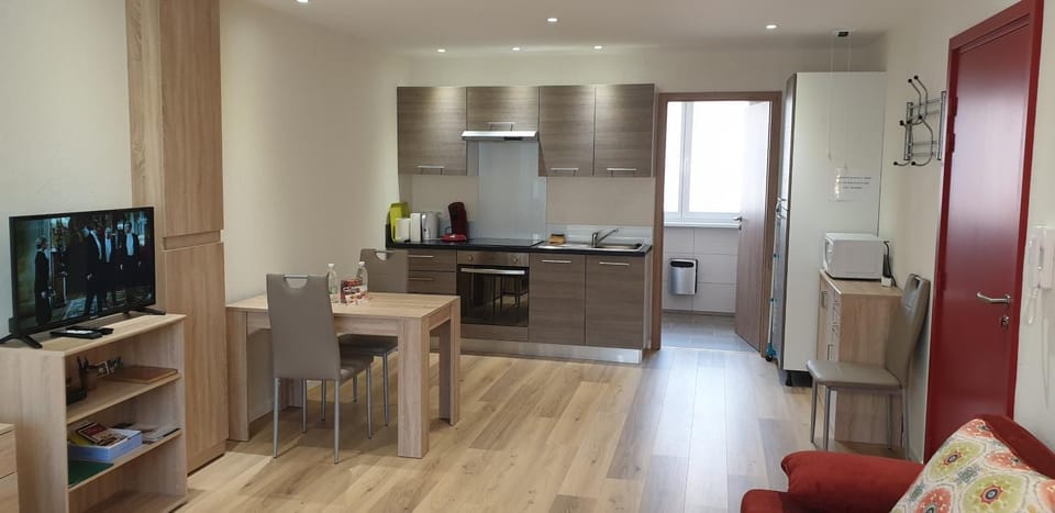 TV and multimedia, Coffee/tea facilities, Dining area, oven, stove, toaster