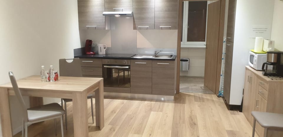 Kitchen or kitchenette, Dining area, oven, stove