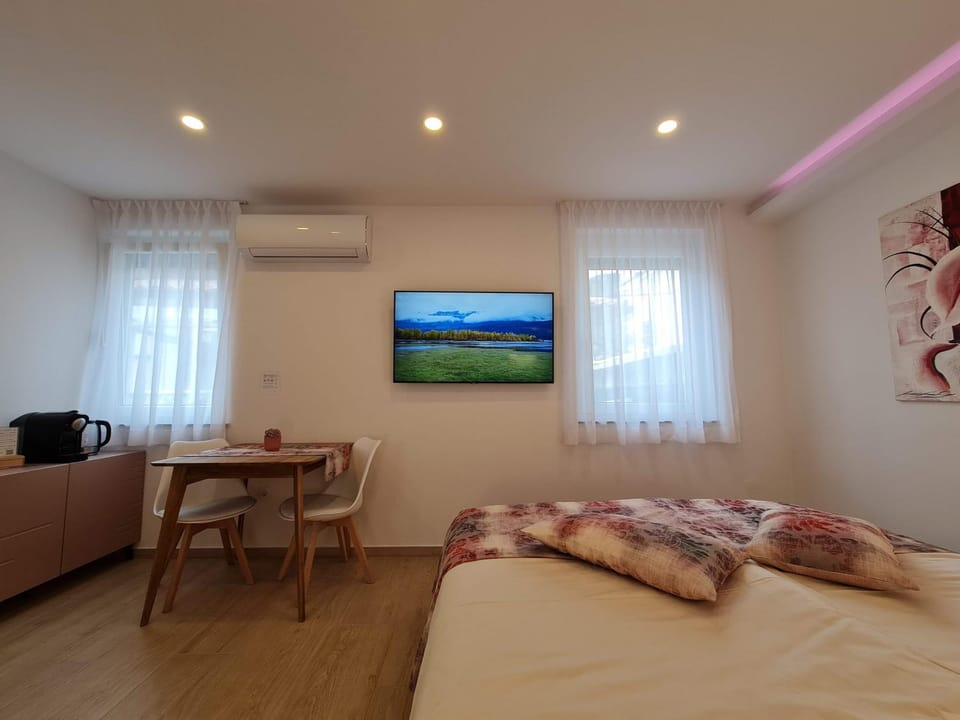 Photo of the whole room, Dining area, Bedroom