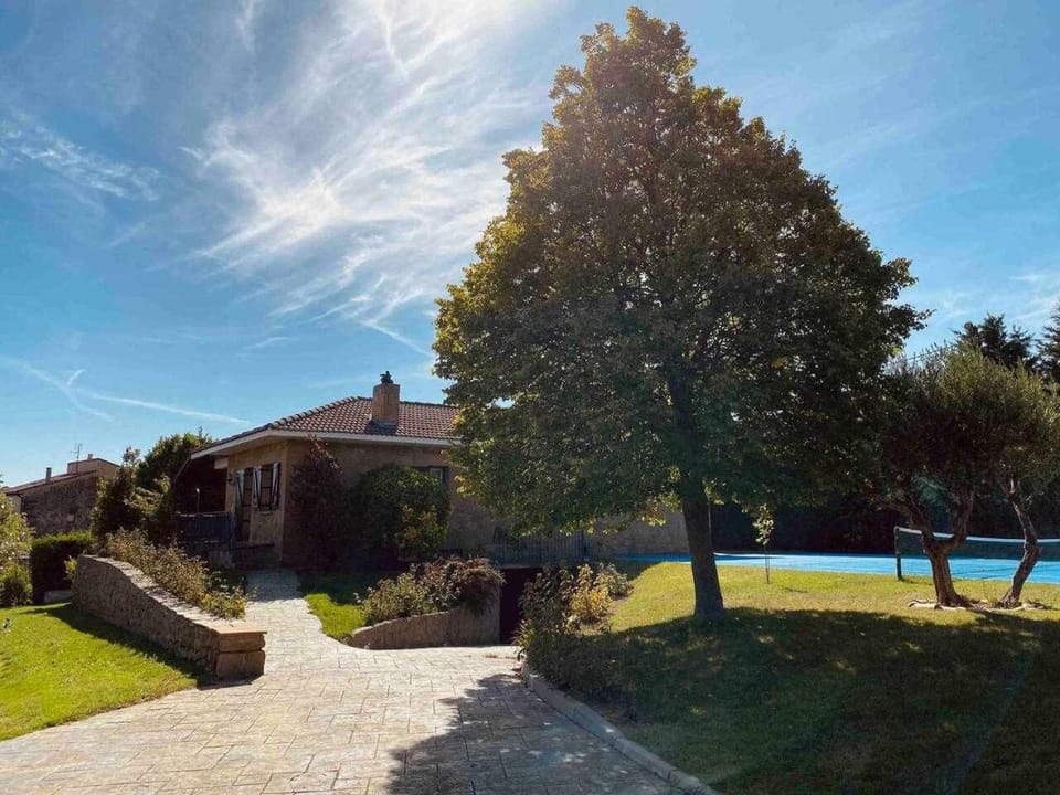 Sagasti-Enea Villa con Piscina y Tenis en la Rioja House in La Rioja