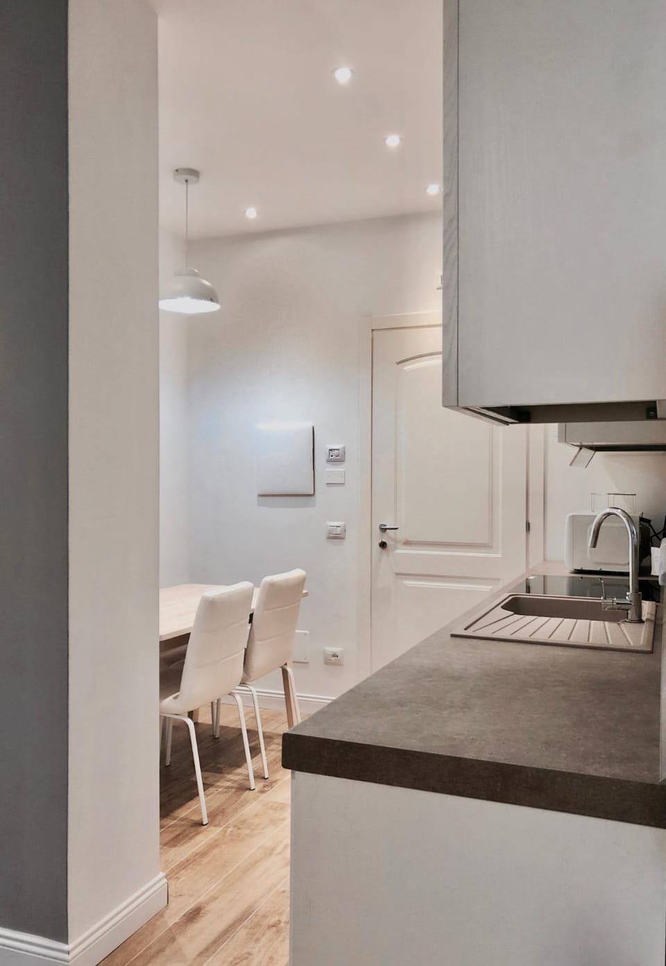 Kitchen or kitchenette, Dining area