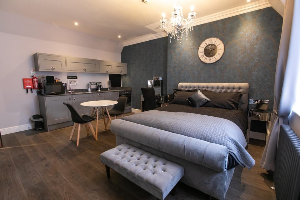 Bed, Kitchen or kitchenette, Photo of the whole room, Dining area, Bedroom, minibar