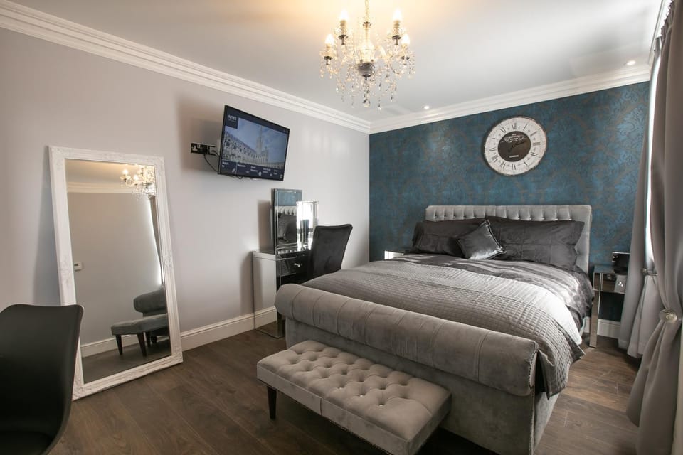 Bed, TV and multimedia, Photo of the whole room, Bedroom