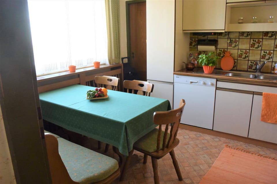 Kitchen or kitchenette, Seating area