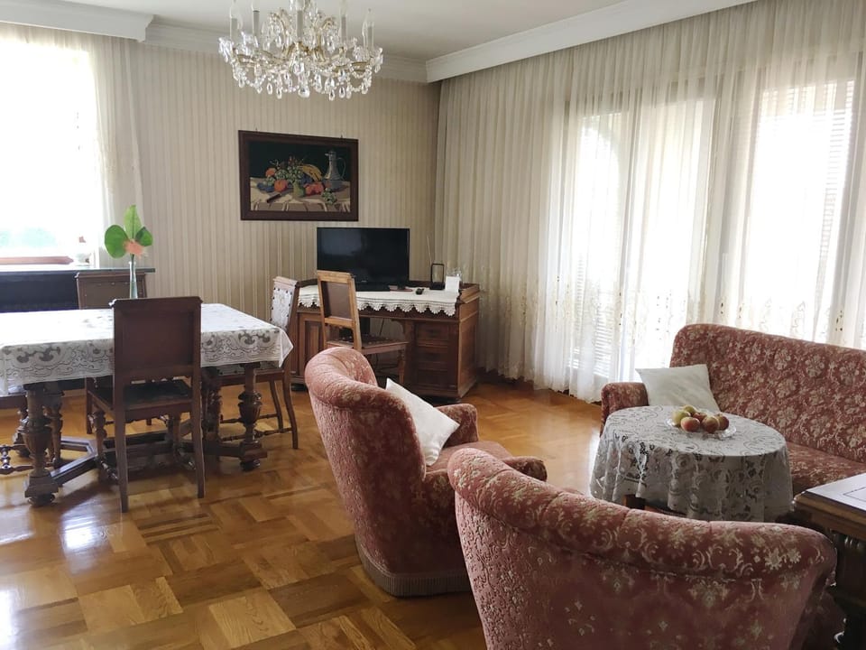 Living room, Photo of the whole room