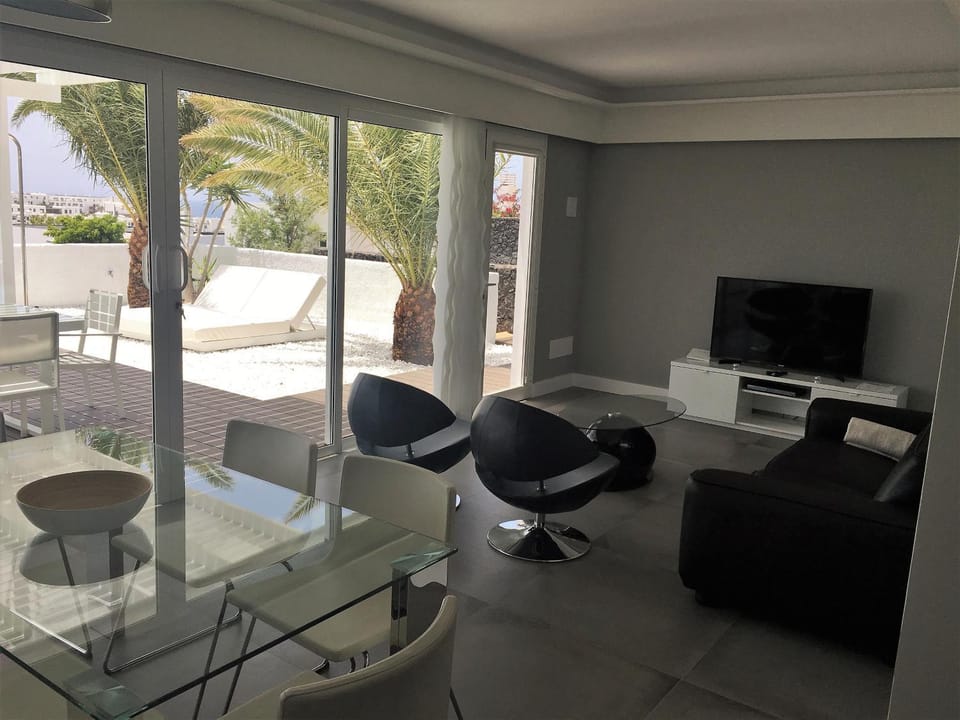 Property building, Communal lounge/ TV room, TV and multimedia, Living room, Seating area