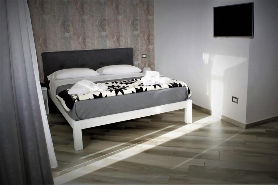 Bed, TV and multimedia, Photo of the whole room, Bedroom, towels