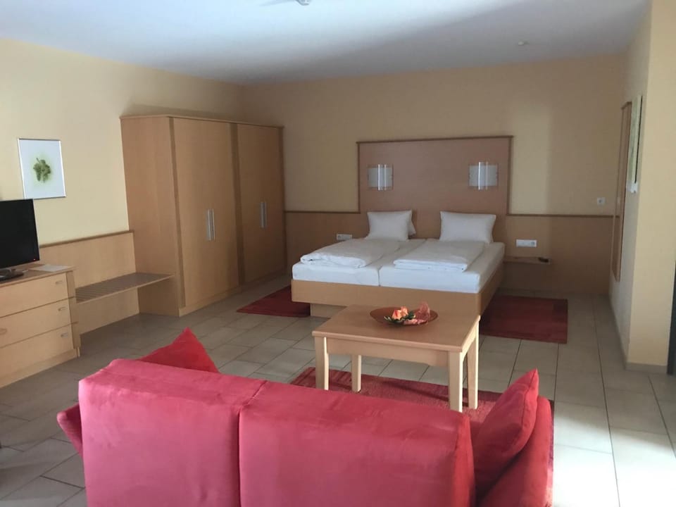 Bed, TV and multimedia, Photo of the whole room, Seating area, Bedroom, wardrobe