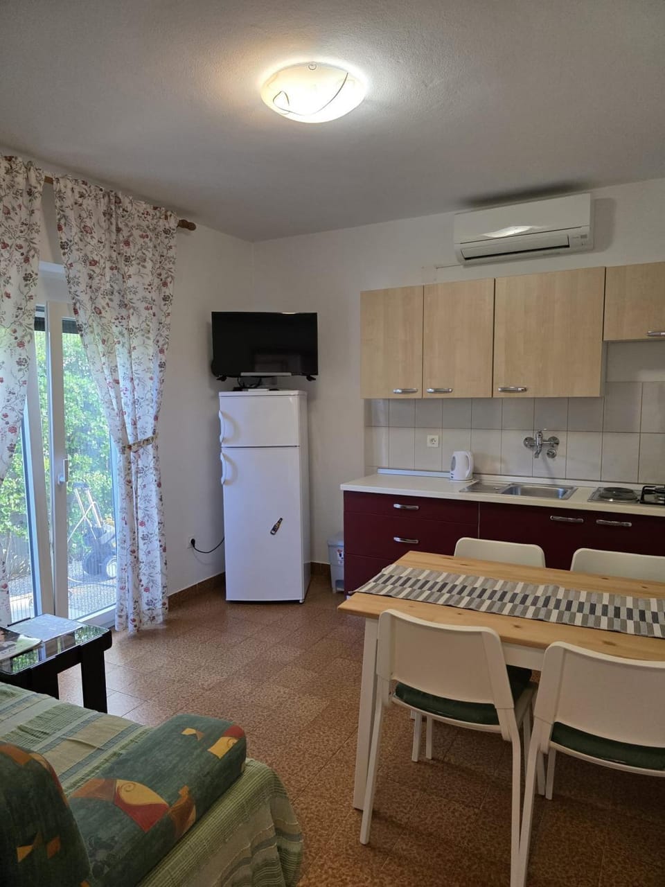 Kitchen or kitchenette, Living room, Seating area, stove