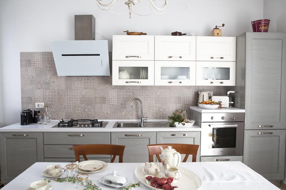 Kitchen or kitchenette, dishwasher, oven