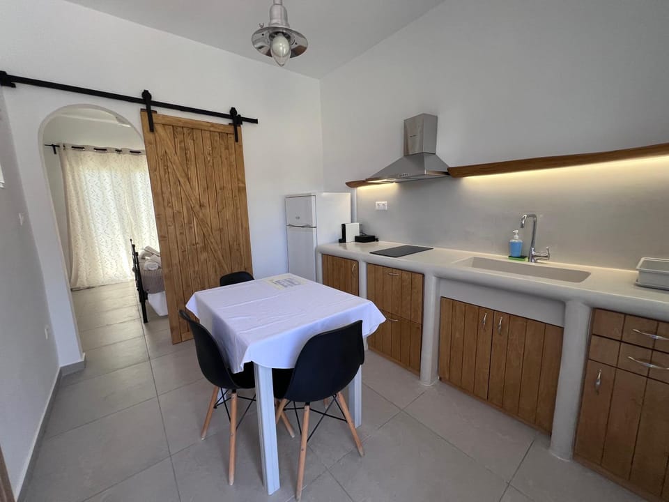 Kitchen or kitchenette, Dining area, stove