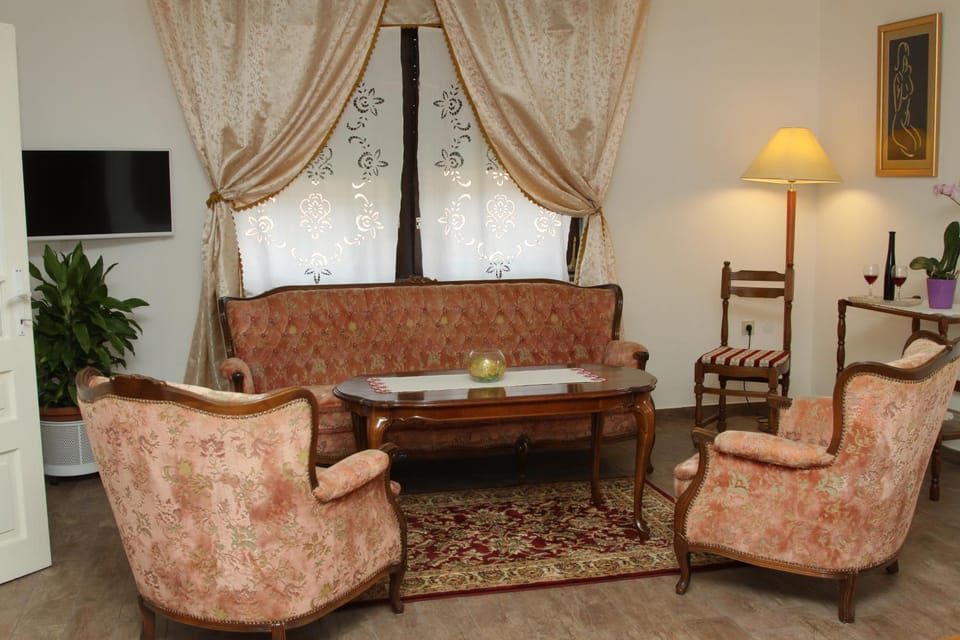 Communal lounge/ TV room, Living room, Decorative detail