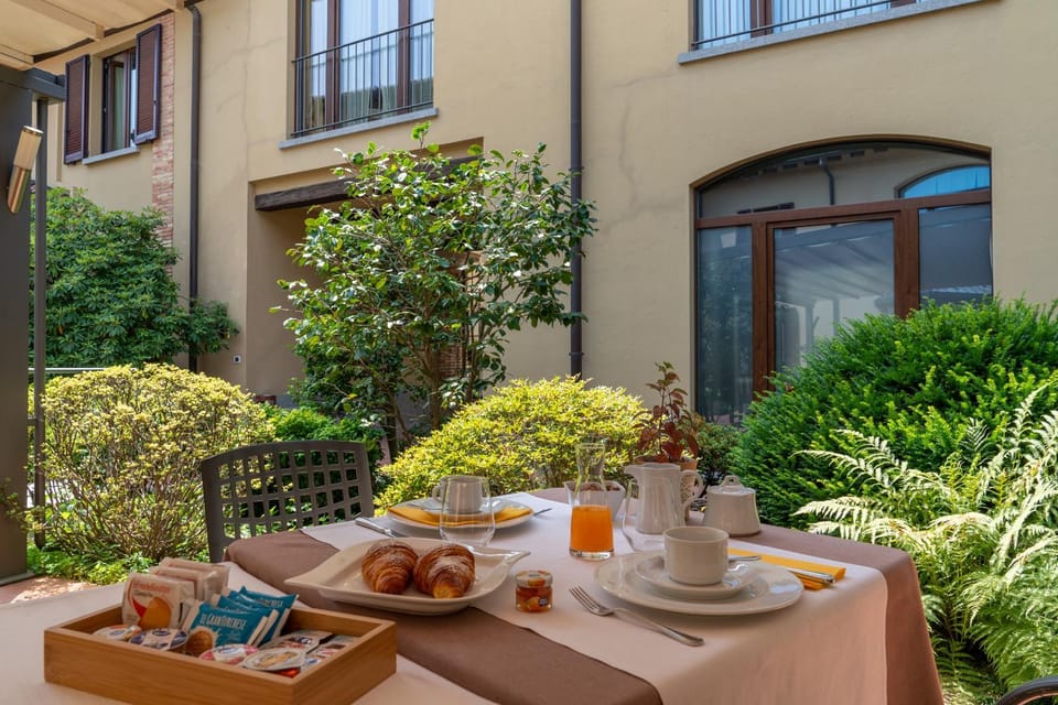 Breakfast, Quiet street view