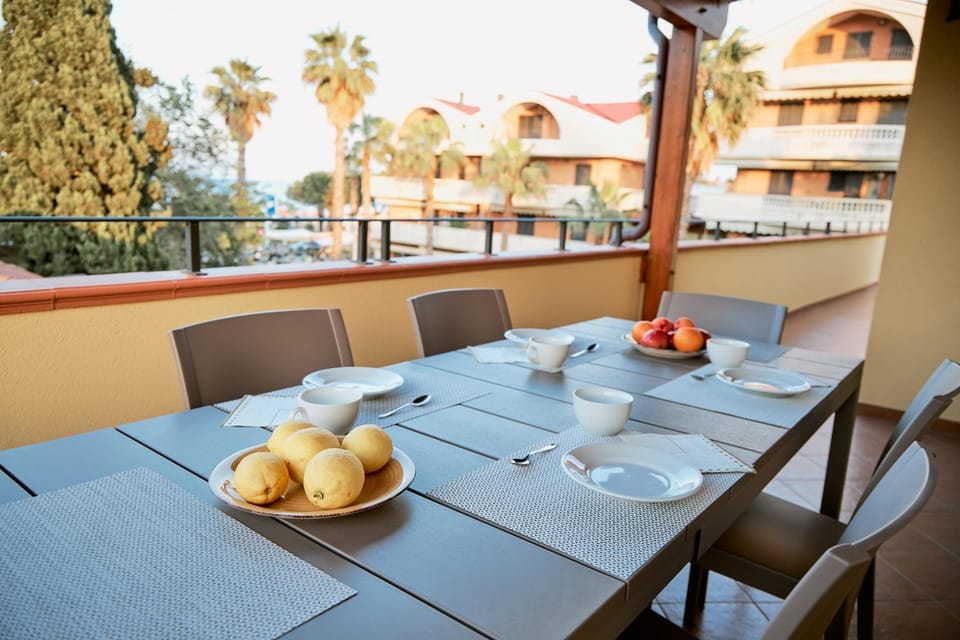 Day, View (from property/room), Balcony/Terrace, Seating area, Dining area, Sea view, Sunset