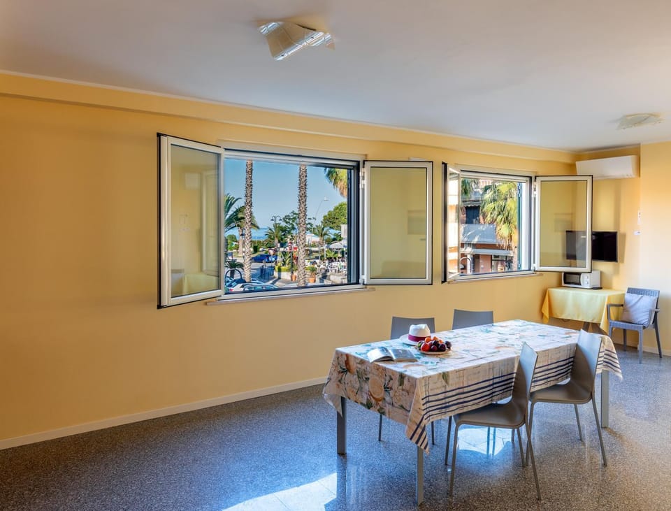 Kitchen or kitchenette, Living room, Seating area, Sea view, microwave, kitchen, air conditioner