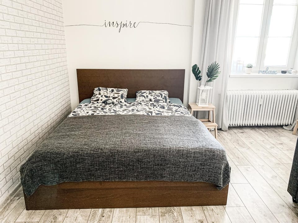 Bedroom, internet