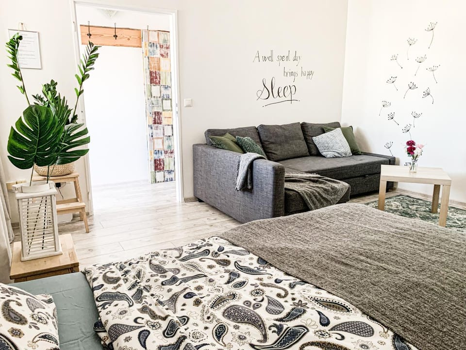 Bed, Seating area, Bedroom