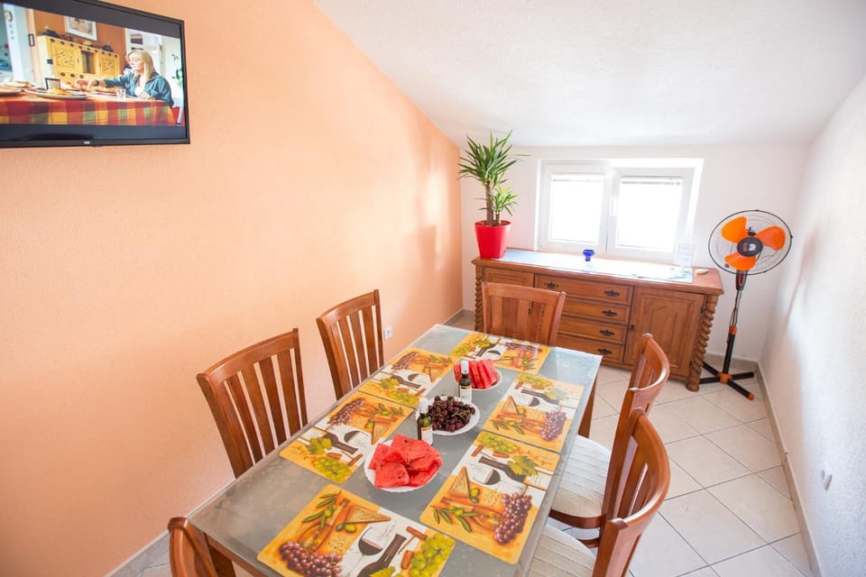 Day, Dining area, Seasons