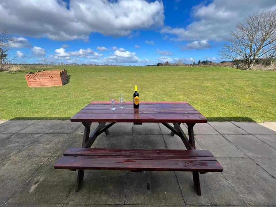 Berryhill East Steading - 3 bedroom 2 bathroom self-catering - sleeps 6 - Private off-road parking - Yard & Shed - Suit Contractors - Peterhead 1 mile - Newly Refurbished - Underfloor Heating - Drying Room - Golf Driving Range - Cafe - Extensive Footpaths Apartment in Scotland