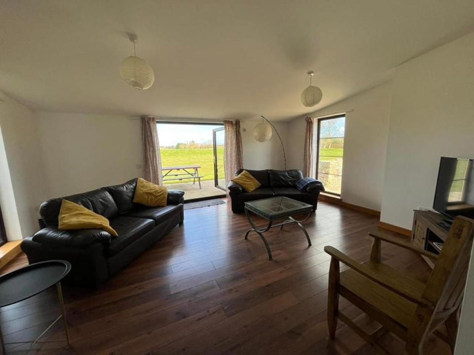 Berryhill East Steading - 3 bedroom 2 bathroom self-catering - sleeps 6 - Private off-road parking - Yard & Shed - Suit Contractors - Peterhead 1 mile - Newly Refurbished - Underfloor Heating - Drying Room - Golf Driving Range - Cafe - Extensive Footpaths Apartment in Scotland