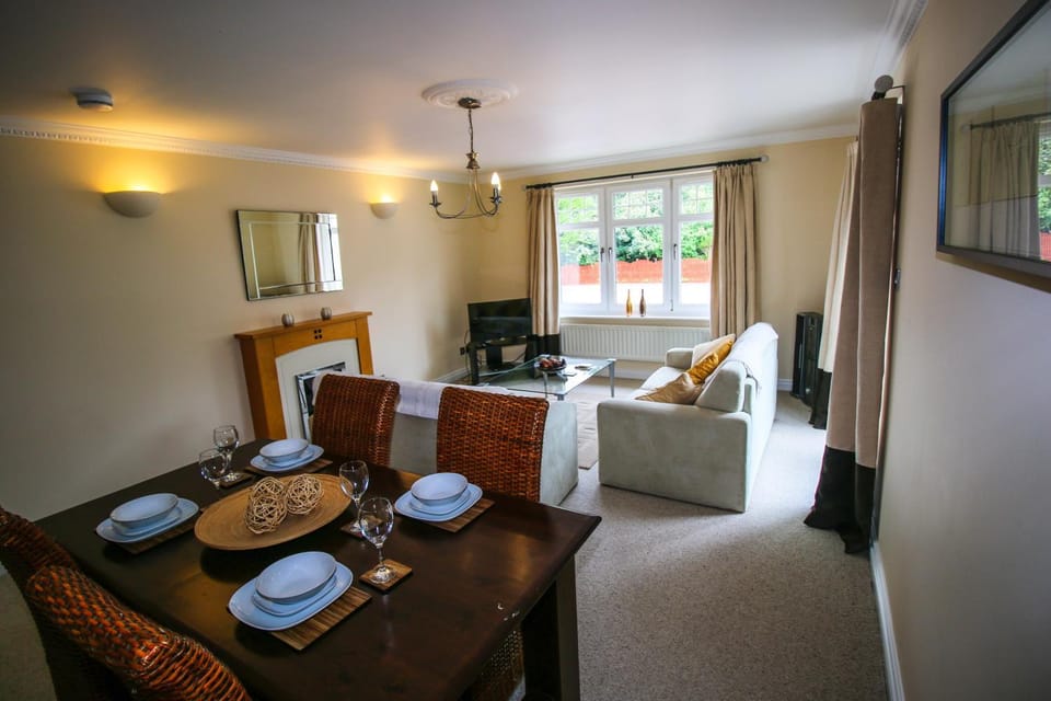 TV and multimedia, View (from property/room), Living room, Seating area, Dining area