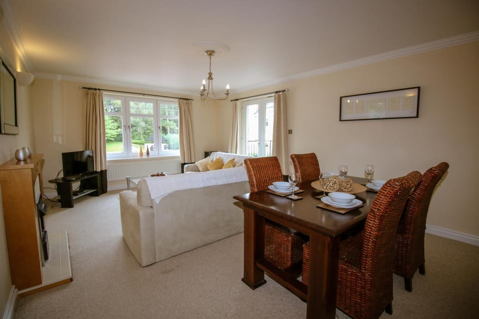 TV and multimedia, View (from property/room), Living room, Seating area, Dining area