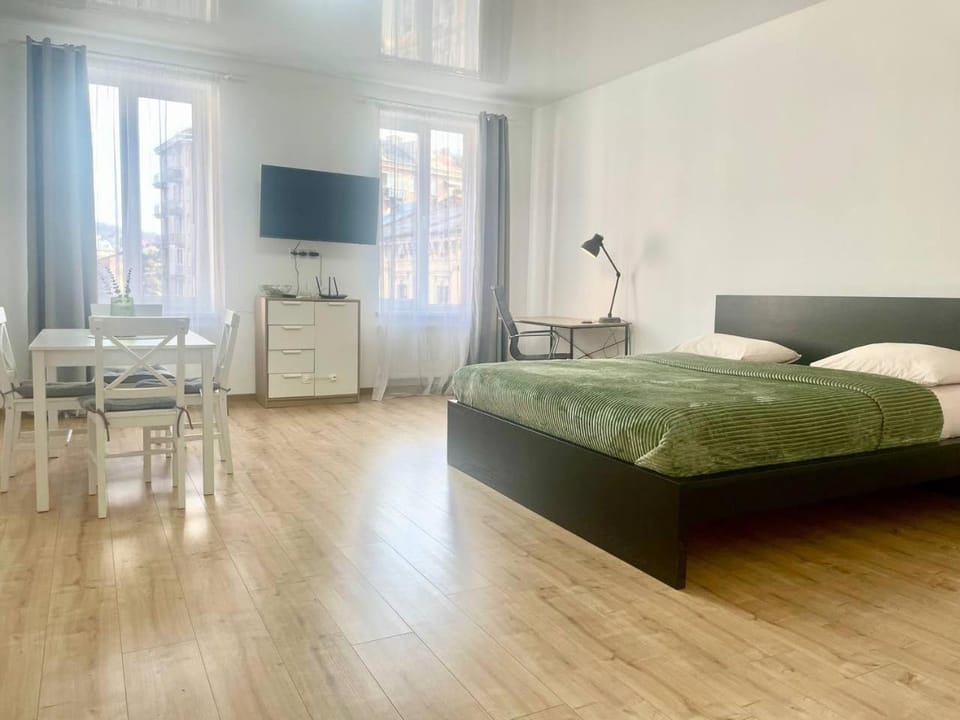 Bed, TV and multimedia, Photo of the whole room, Seating area, Bedroom