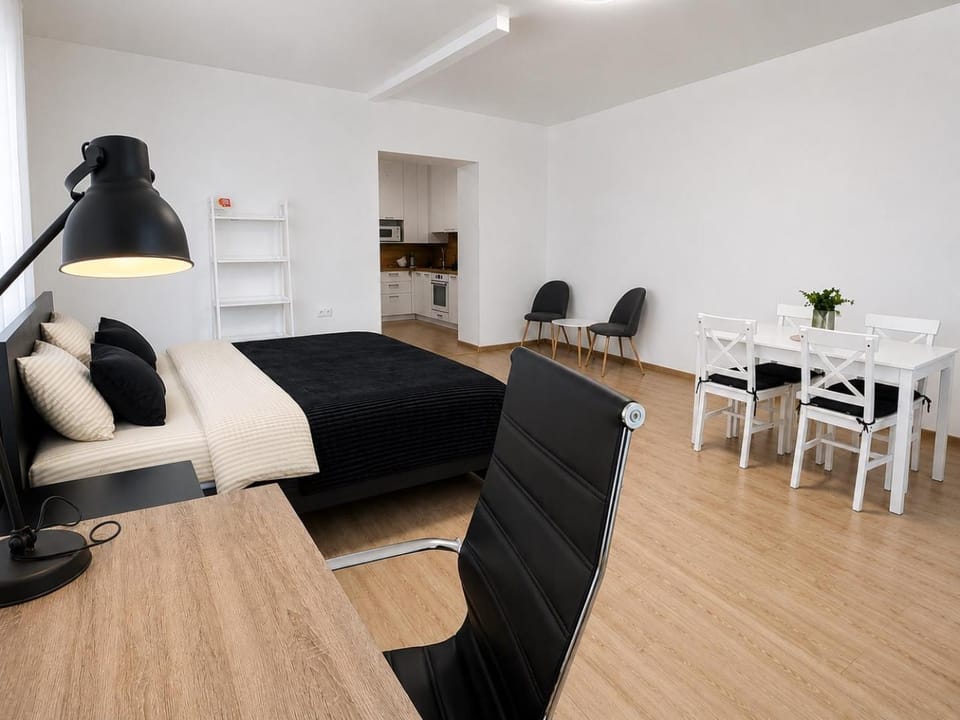 Bed, Photo of the whole room, Seating area, Dining area, Bedroom