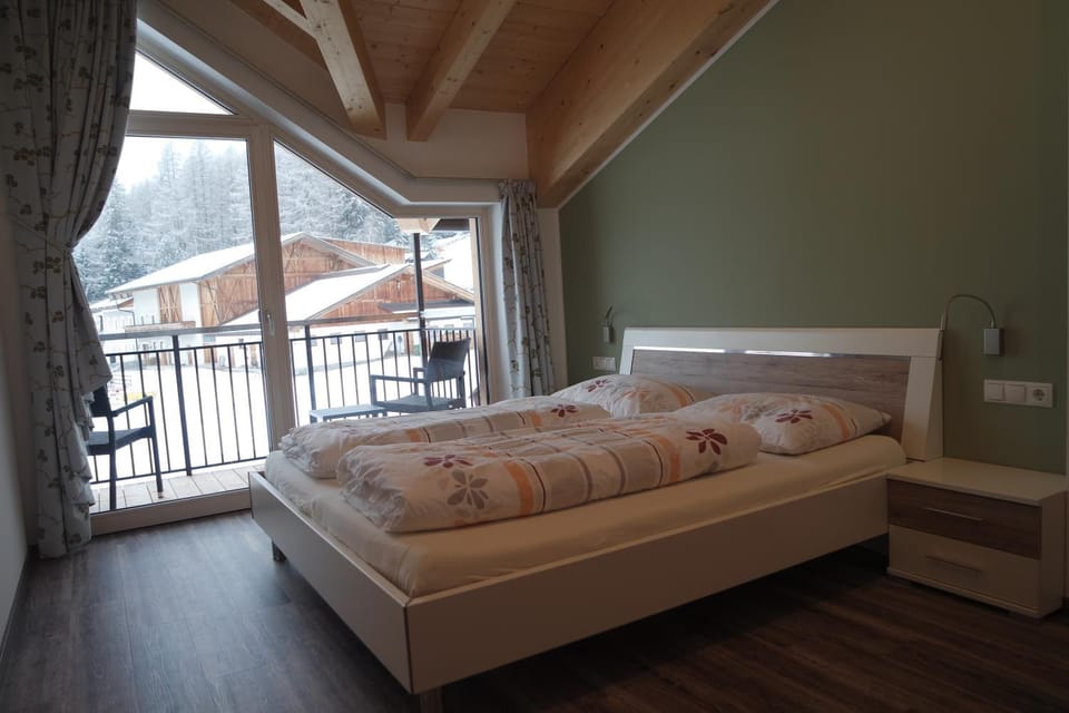 Bed, Balcony/Terrace, Photo of the whole room, Bedroom