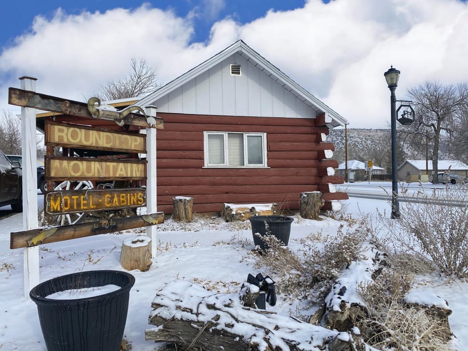 Roundtop Mountain Vista - Cabins and Motel Cabin in Thermopolis