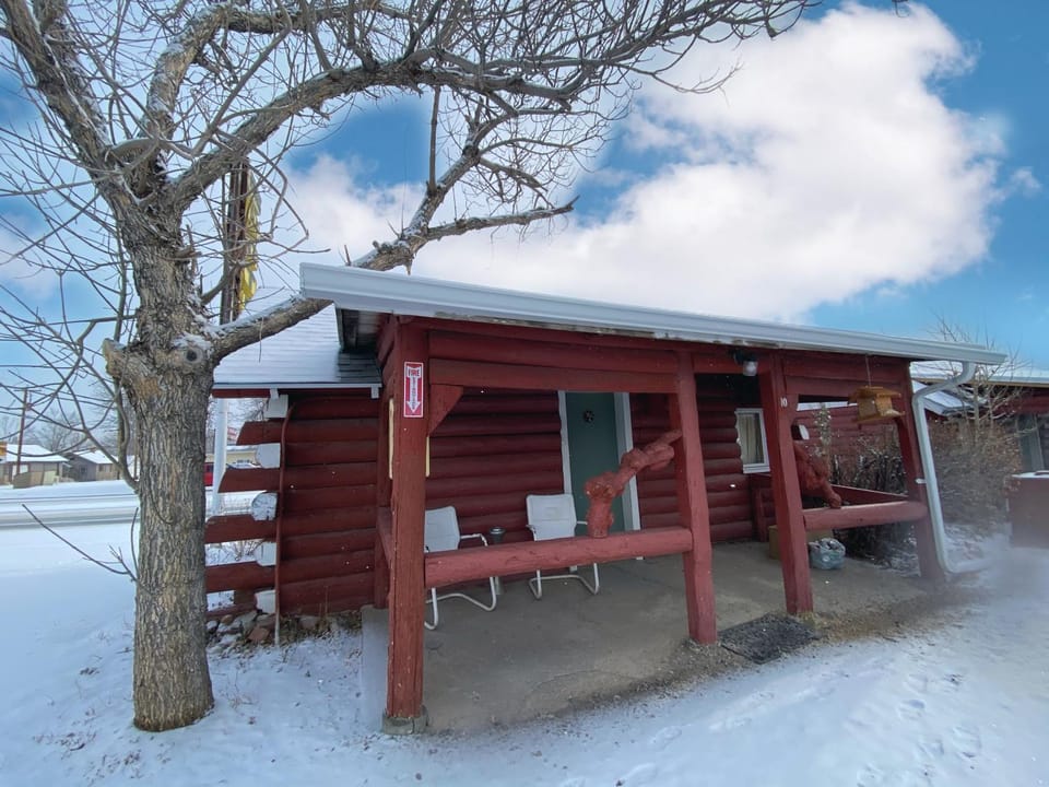 Roundtop Mountain Vista - Cabins and Motel Cabin in Thermopolis